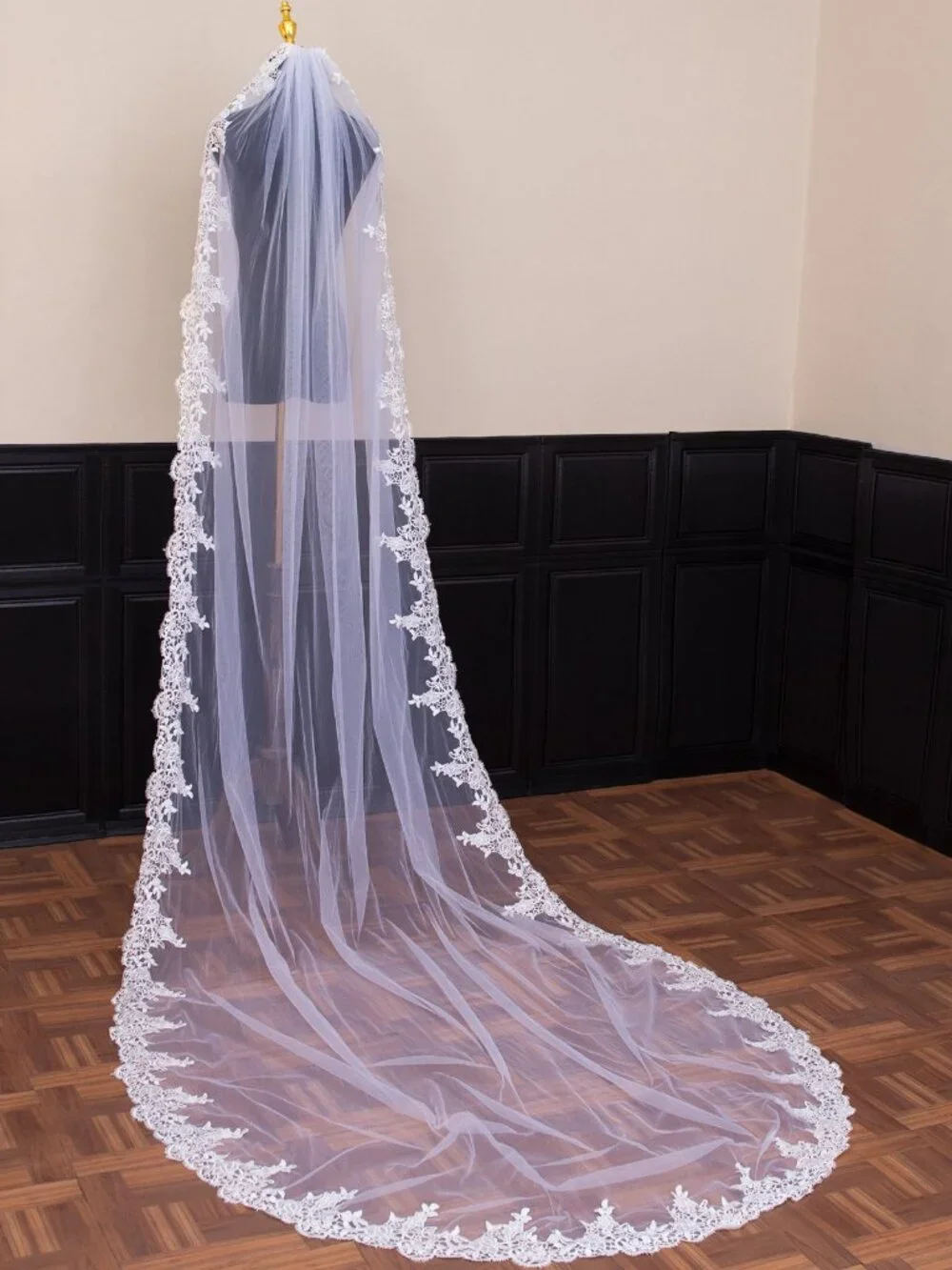 Elegant 3M Cathedral Length Bridal Veil Scalloped Lace Edge /Ivory